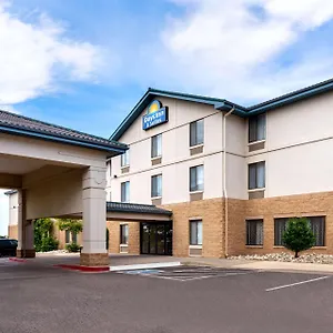 Days & By Wyndham International Airport DEN